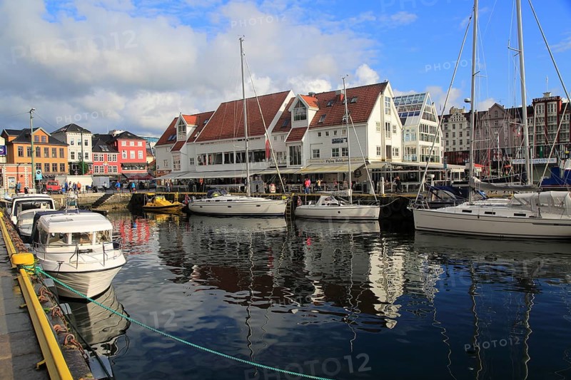 Sailing yachts and historic buildings, Vågen harbour, Bergen, Norway, Europe