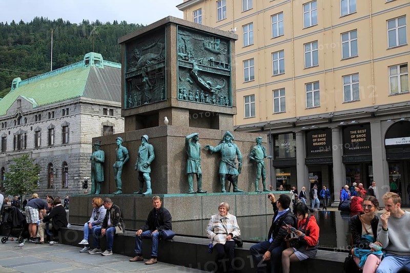 Sjømannsmonumentet, Seaman's Monument, by Dyre Vaa 1950, busy Torgallmenningen street, Bergen, Norway, Europe