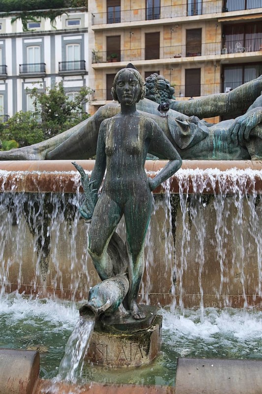 La Fuente del Turía, water fountain and statues commemoration of Turia river, Plaza de la Virgen, city centre Valencia, Spain, Europe