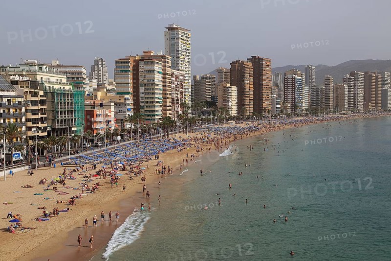 High rise apartment buildings and hotels seafront, Playa Levante sandy beach, Benidorm, Alicante province, Spainn