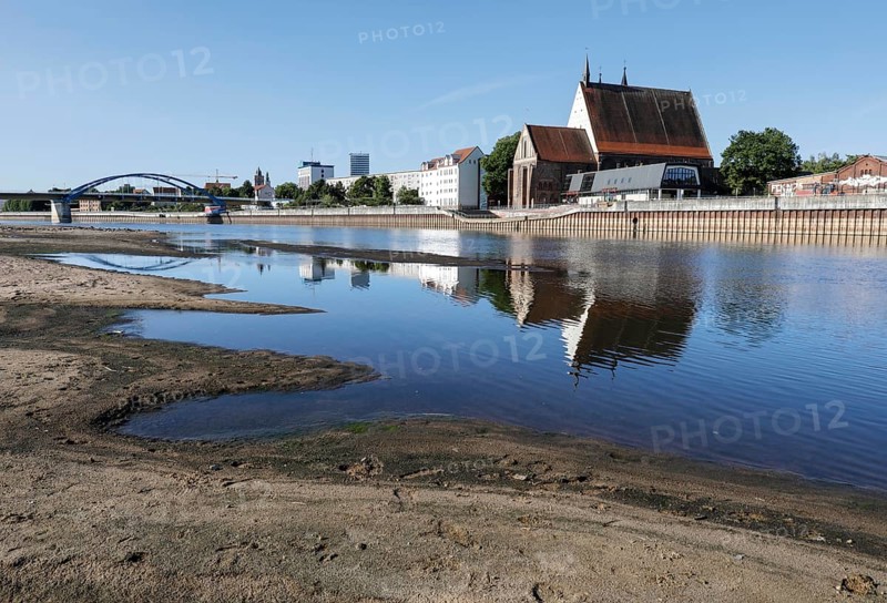 View from Slubice in Poland to the city of Frankfurt / Oder in Brandenburg. Low water levels on the Oder are currently exposing large sandbanks, 24.07.2022