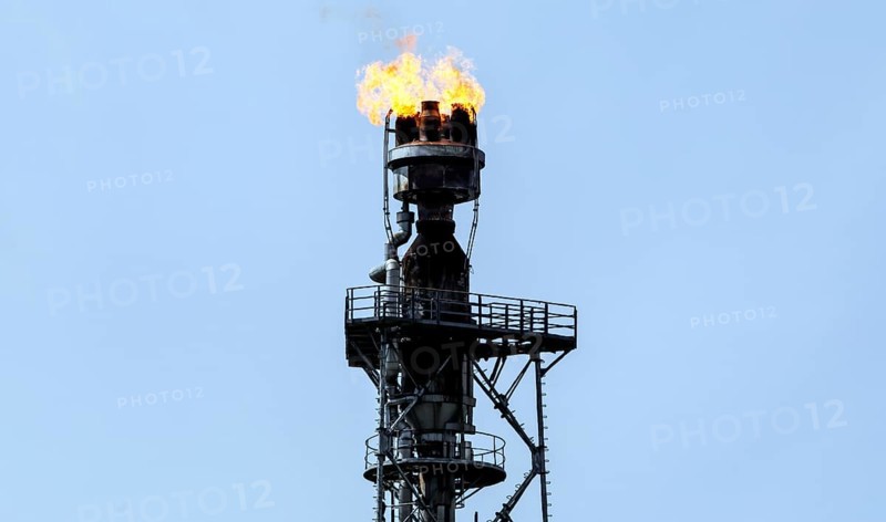 Excess gas from crude oil processing at PCK Raffinerie GmbH in Schwedt is burnt. In the long term, the refinery could be converted to produce climate-neutral paraffin