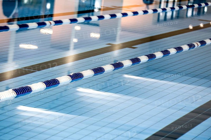 Dividing ropes delimit swimming lanes in the swimming pool of the reopened Tiergarten municipal swimming pool, Berlin, 22/01/2024