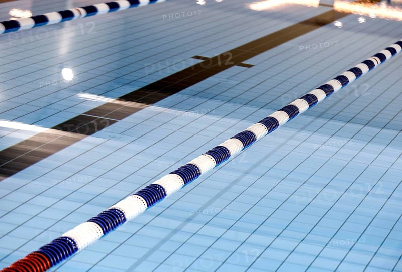 Dividing ropes delimit swimming lanes in the swimming pool of the reopened Tiergarten municipal swimming pool, Berlin, 22/01/2024