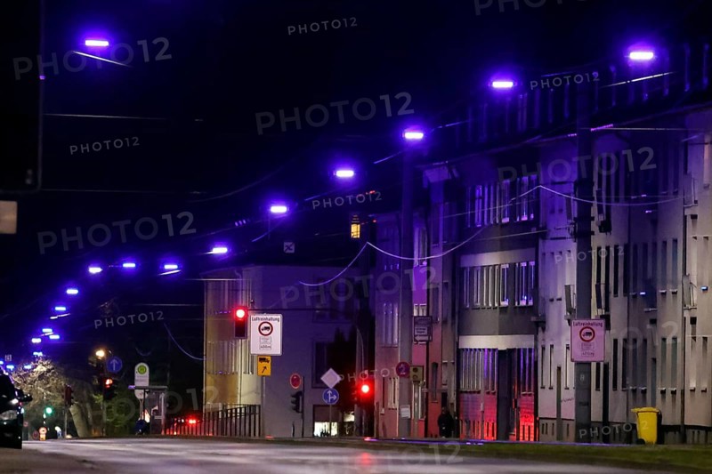 Modern LED lights developed for this project shine like blue pearls on a long string. The 'Blue Ribbon' is the new landmark in the Gelsenkirchen district of Schalke, 11.04.2022