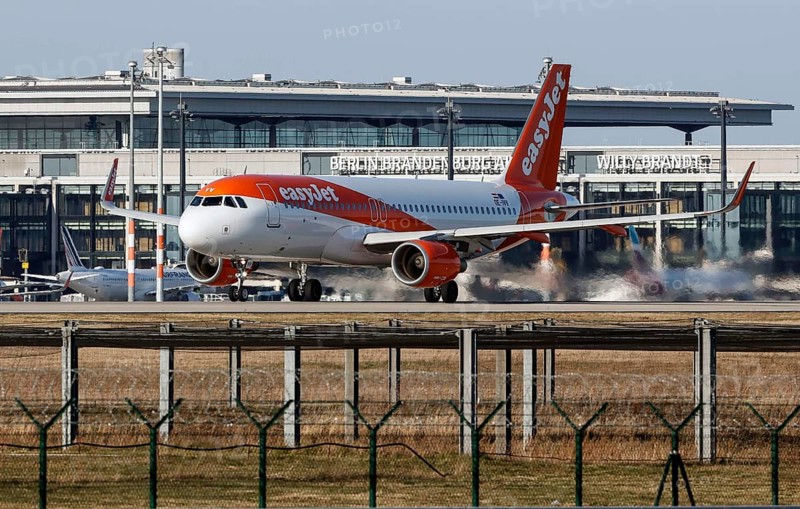 An easyJet Airbus takes off at BER Airport, Schönefeld, 28/03/2022