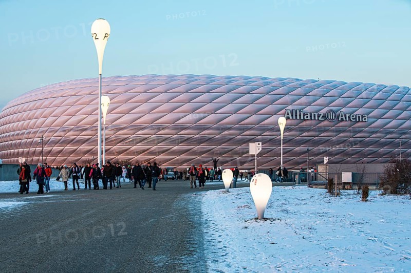 Mourners on their way home, behind them the Allianz Arena in the evening light, FC Bayern Munich funeral service for Franz Beckenbauer, Allianz Arena, Fröttmaning, Munich, Upper Bavaria, Bavaria