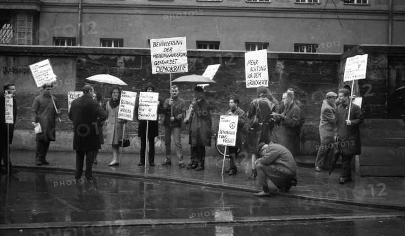 DEU, Germany, Dortmund: Personalities from politics, business and culture from the years 1965-71. political scientist Andreas Buro, here with a small group of fellow campaigners, demonstrated in 1965 in favour of the right to demonstrate, Europe