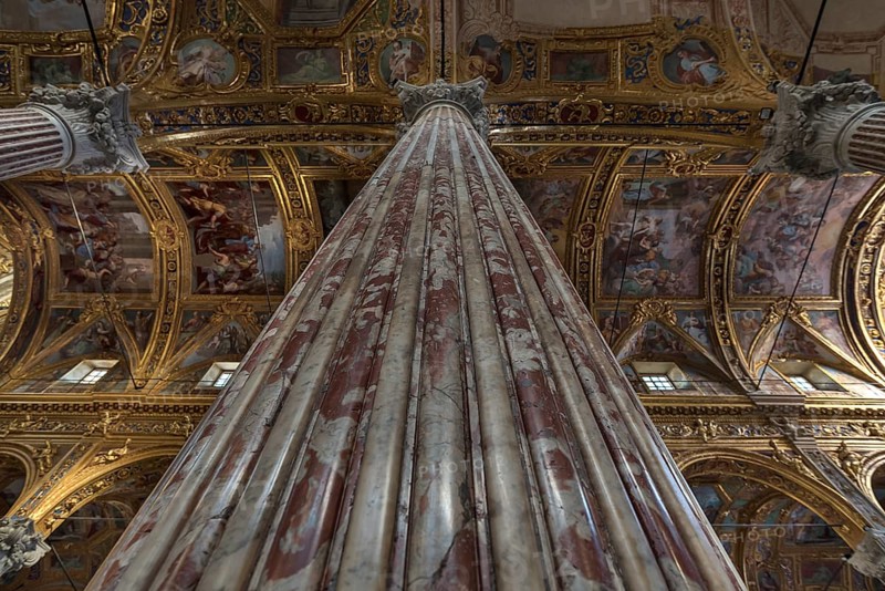 Supporting column in the Basilica della Santissima Annunziata del Vastato, consecrated in 1520, Piazza della Nunziata, 4, Genoa, Italy, Europe