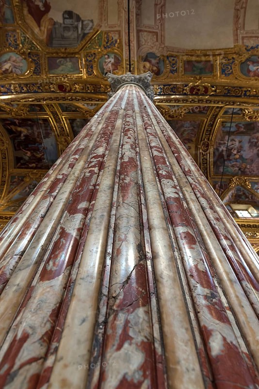 Supporting column in the Basilica della Santissima Annunziata del Vastato, consecrated in 1520, Piazza della Nunziata, 4, Genoa, Italy, Europe