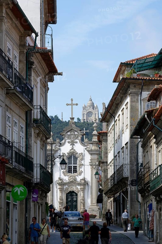 Narrow alley, Capela das Malheiras, Rua Gago Coutinho, Ursulinas, Viana do Castelo, Portugal, Europe