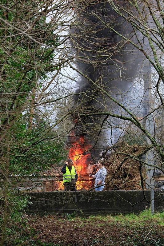 Farmers with tractors, craftsmen with vans and lorry drivers block the closed bridge Pont de l'iroise between Brest and Plougastel-Daoulas and burn car tyres, protest action for better pay and reduction of bureaucracy, department Finistere Penn-ar-Bed, Bretagne Breizh region, France, Europe