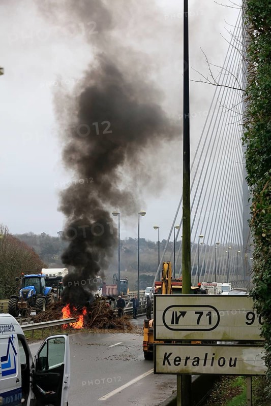 Farmers with tractors, craftsmen with vans and lorry drivers block the closed bridge Pont de l'iroise between Brest and Plougastel-Daoulas and burn car tyres, protest action for better pay and reduction of bureaucracy, department Finistere Penn-ar-Bed, Bretagne Breizh region, France, Europe
