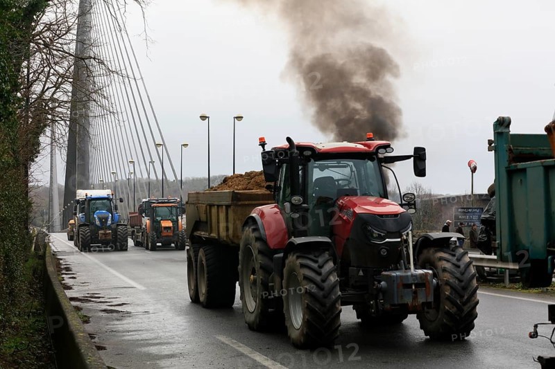 Farmers with tractors, craftsmen with vans and lorry drivers block the closed bridge Pont de l'iroise between Brest and Plougastel-Daoulas and burn car tyres, protest action for better pay and reduction of bureaucracy, department Finistere Penn-ar-Bed, Bretagne Breizh region, France, Europe