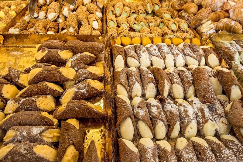 Various cannoli, sweet pastries, pastry rolls filled with cream, Italian speciality from Sicily, cannolo, snack bar, market stall, folk festival, cold market, Kaale Määrt, fair, funfair, fairground, Ortenberg, Wetterau, Hesse, Germany, Europe