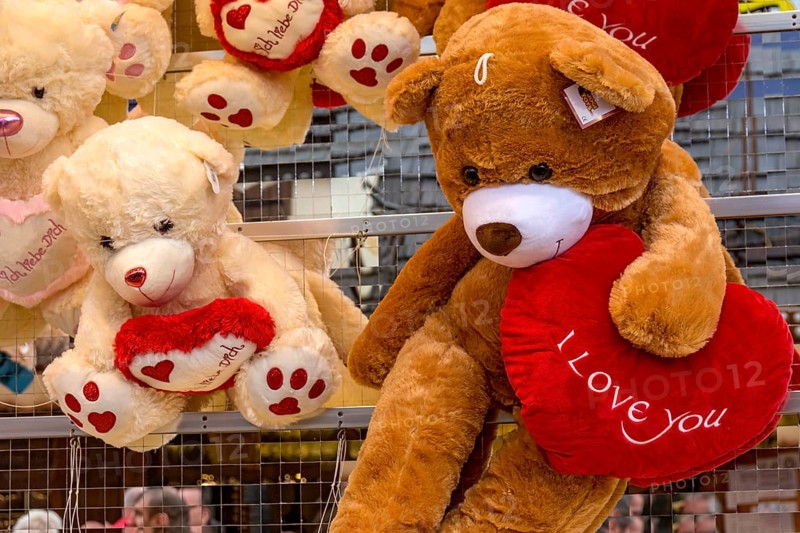 Teddy bears, cuddly toys with heart, I love you, I love you, prizes, raffle prizes, lucky draw, lottery stand, lottery booth at fairground Kalter Markt, Kaale Määrt, funfair, fairground, Ortenberg, Wetterau, Hesse, Germany, Europe
