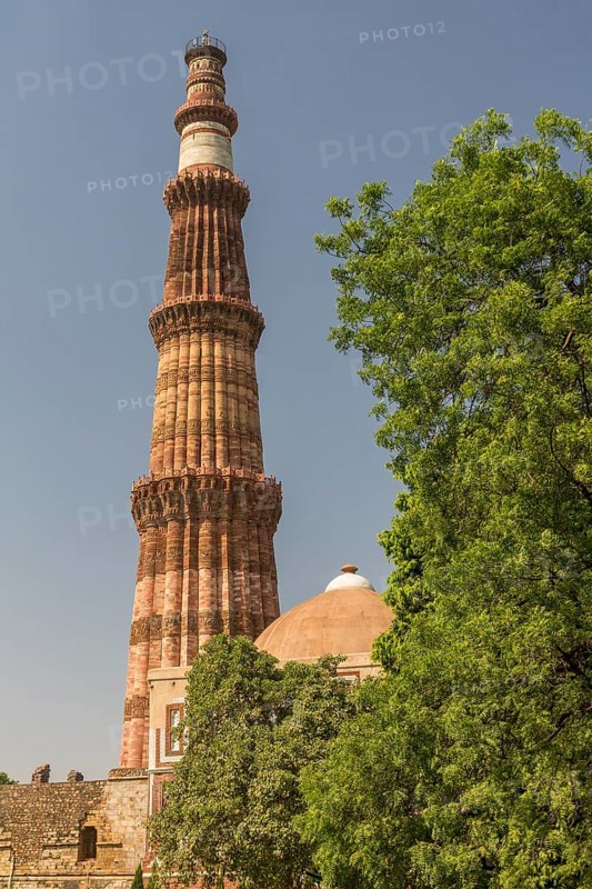 Qutb Minar, the minaret and victory tower, one of the UNESCO World Heritage Sites in Delhi, photographed on a clear, blue-sky, October day. Qutb Minar complex, Mehrauli, National Capital Territory of Delhi, India, Asia