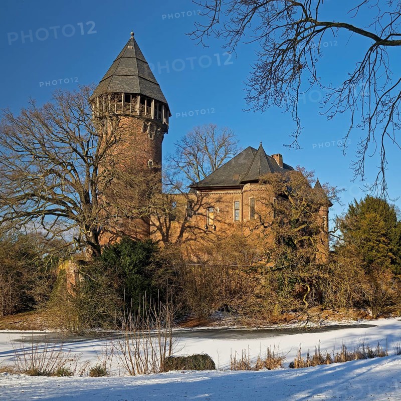 Linn Castle moated castle in Krefeld-Linn in winter, Krefeld, Lower Rhine, North Rhine-Westphalia, Germany, Europe