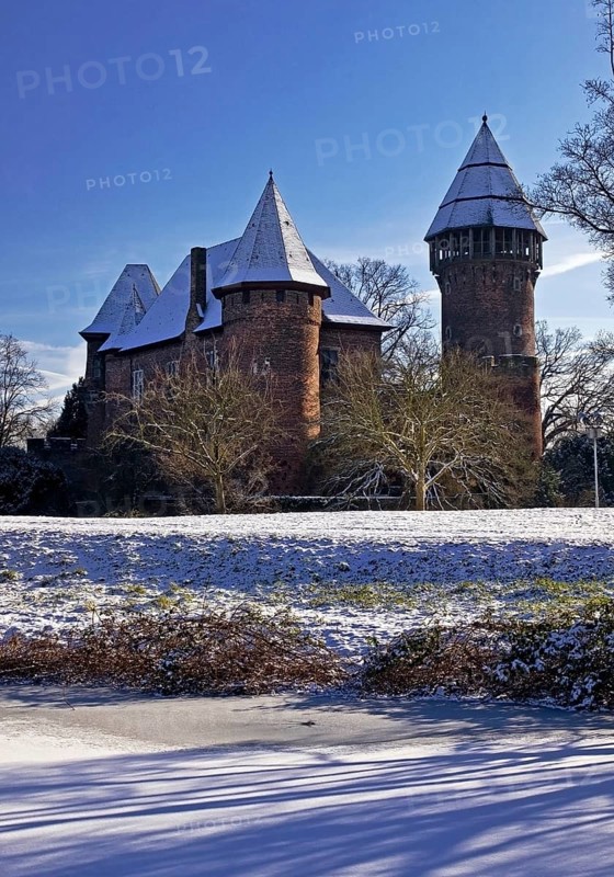 Linn Castle moated castle in Krefeld-Linn in winter, Krefeld, Lower Rhine, North Rhine-Westphalia, Germany, Europe