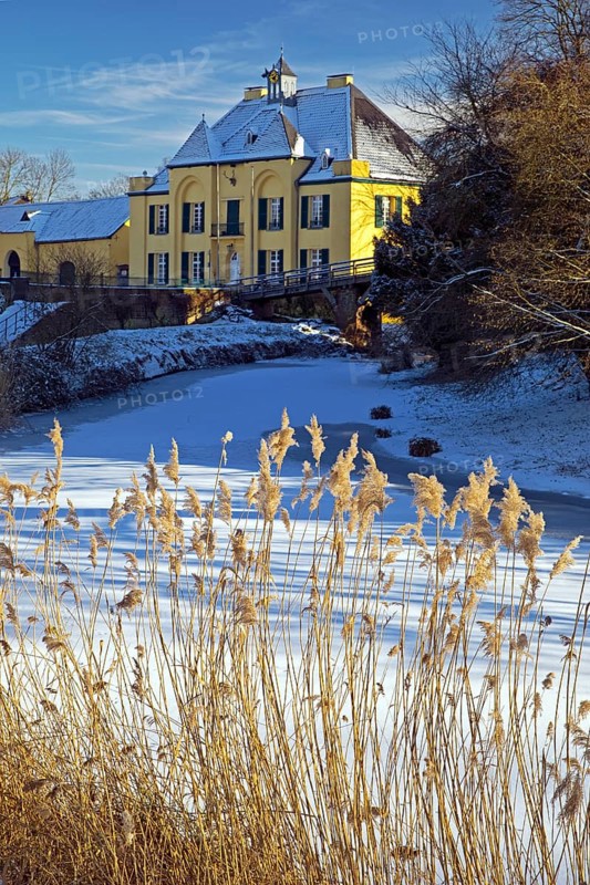 The hunting lodge at Linn Castle in winter, Krefeld, Lower Rhine, North Rhine-Westphalia, Germany, Europe