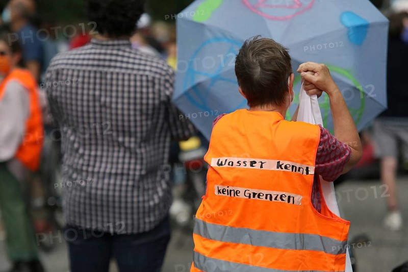 Demonstrator in a high-visibility waistcoat with the inscription Wasser kennt keine Grenzen at the alliance demonstration on climate racism and climate flight, with Fridays For Future, Extinction Rebellion, Sea-Watch, Sea-Eye, Seebrücke, Omas gegen Rechts in Hamburg, Germany, among others, Europe