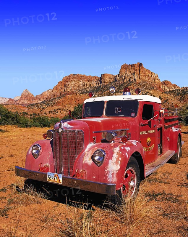 Old-style red fire engine parked on scrubland at the entrance to Zion Canyon, Utah, USA Oldtimer, Altes Feuerwehrauto im Zion Canyon, Utah, USA, North America