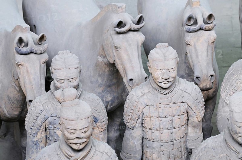 Steinsoldaten aus freigelegten Gräbern in China