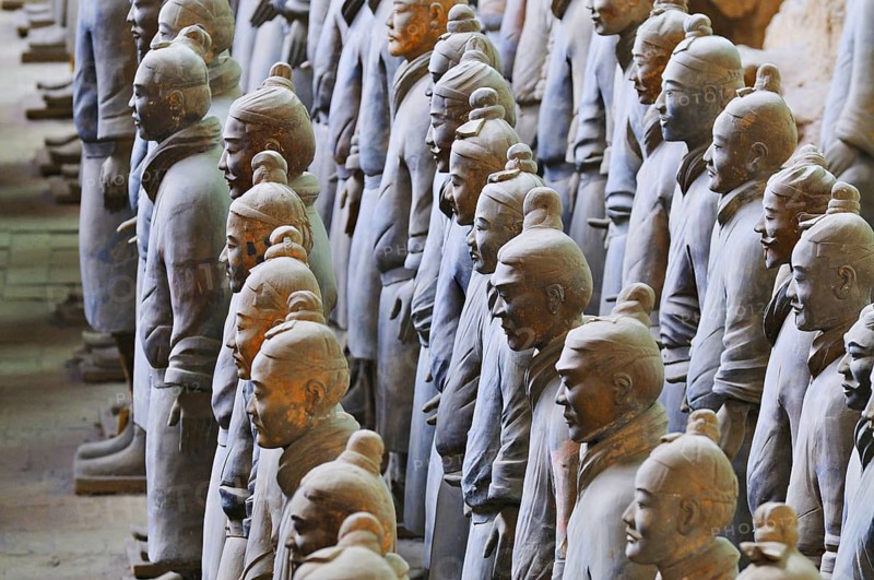 Steinsoldaten aus freigelegten Gräbern in China