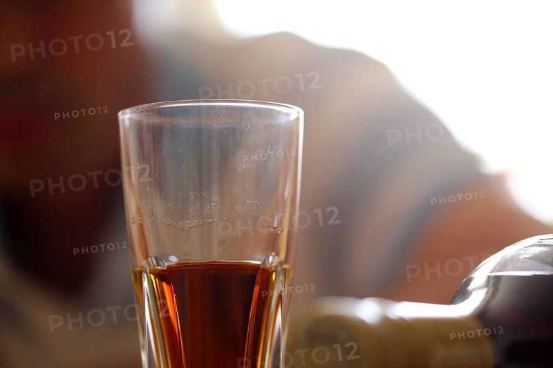 Symbolic image: Alcoholic gets drunk at home