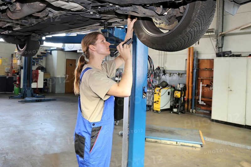 Symbolic image: Woman in a male profession: automotive mechatronics technician