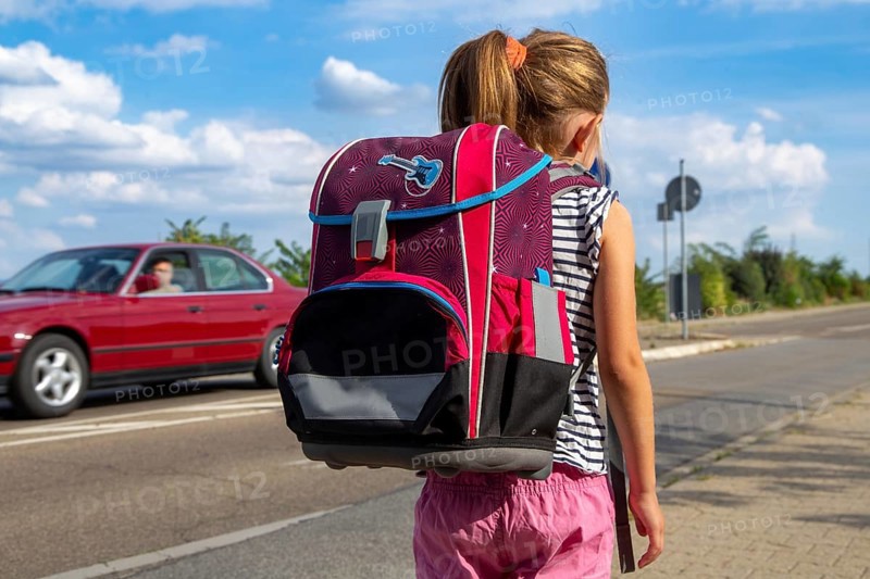 Symbolic image: Schoolchild in road traffic