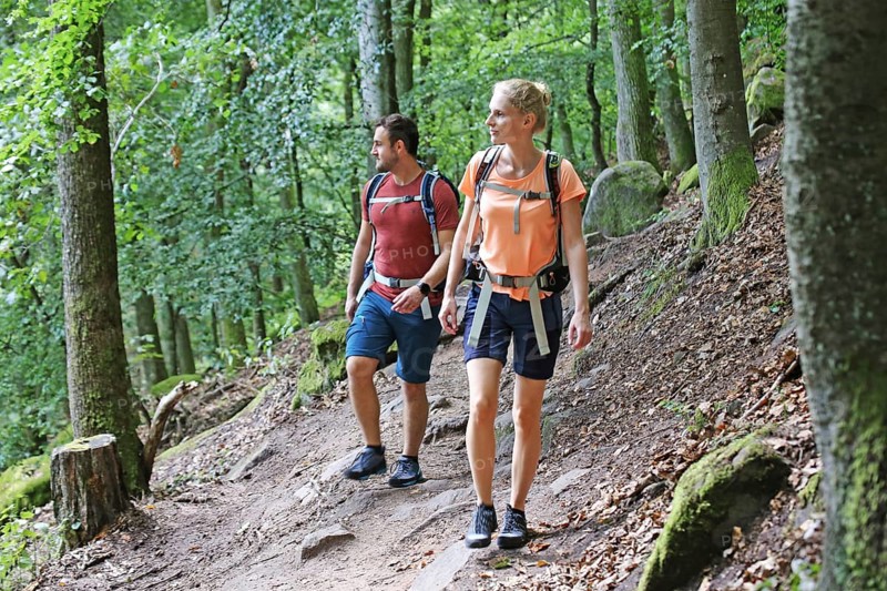 Symbolic image: Young couple hiking in the Palatinate Forest, here on the fifth stage of the Palatinate Wine Trail between Neustadt an der Weinstrasse and St. Martin