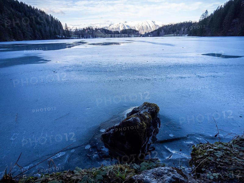 Winter atmosphere, frozen Gleinkersee, behind the Sengsengebirge, Spital am Pyhrn, Totes Gebirge, Pyhrn-tidal creek region, Pyhrn-Eisenwurzen, Traunviertel, Upper Austria, Austria, Europe
