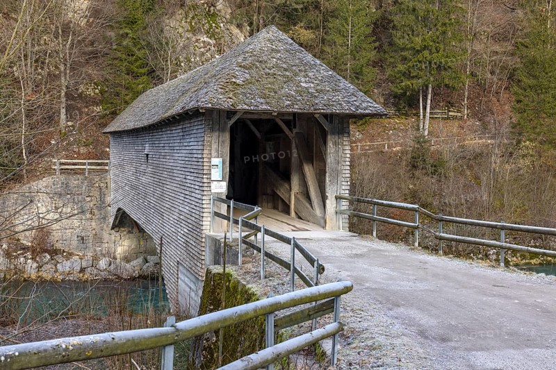Le Pont qui Branle, covered wooden bridge Pont du Chatelet, Gruyeres, Fribourg, Switzerland, Europe