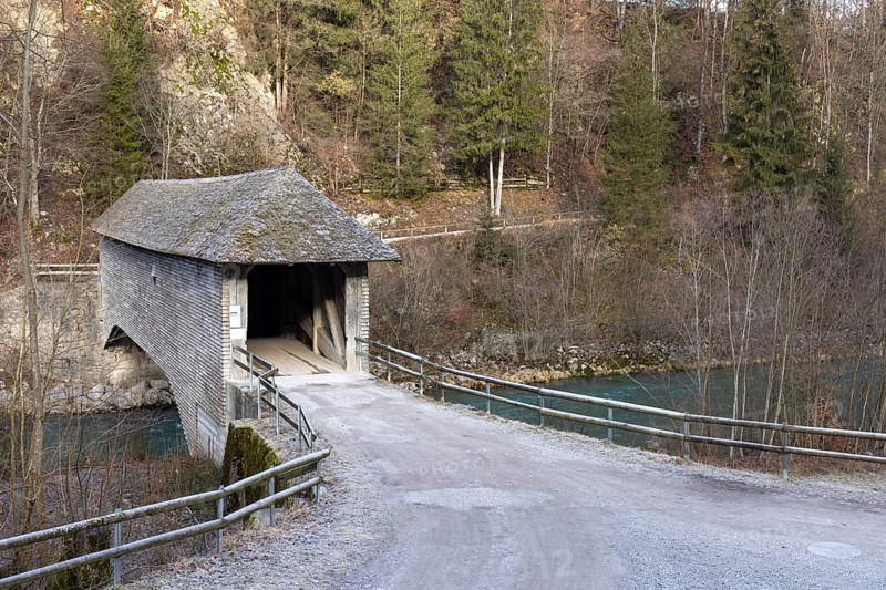 Le Pont qui Branle, covered wooden bridge Pont du Chatelet, Gruyeres, Fribourg, Switzerland, Europe