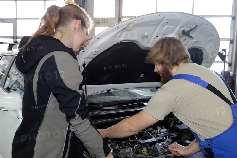 Symbolic image: Car mechatronics technician with customer in the garage