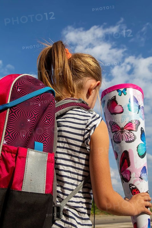 Symbolic image: Girl on the way to her first day at school