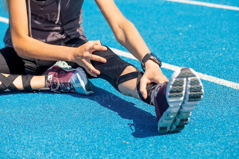 Athlete doing stretching exercises (symbolic image)