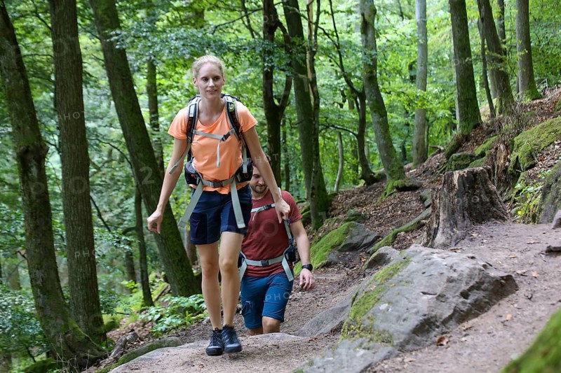 Symbolic image: Young couple hiking in the Palatinate Forest, here on the fifth stage of the Palatinate Wine Trail between Neustadt an der Weinstrasse and St. Martin