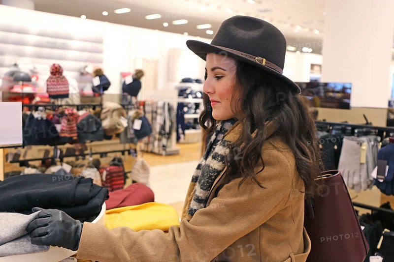 Symbolic image: Elegant young woman enjoys shopping