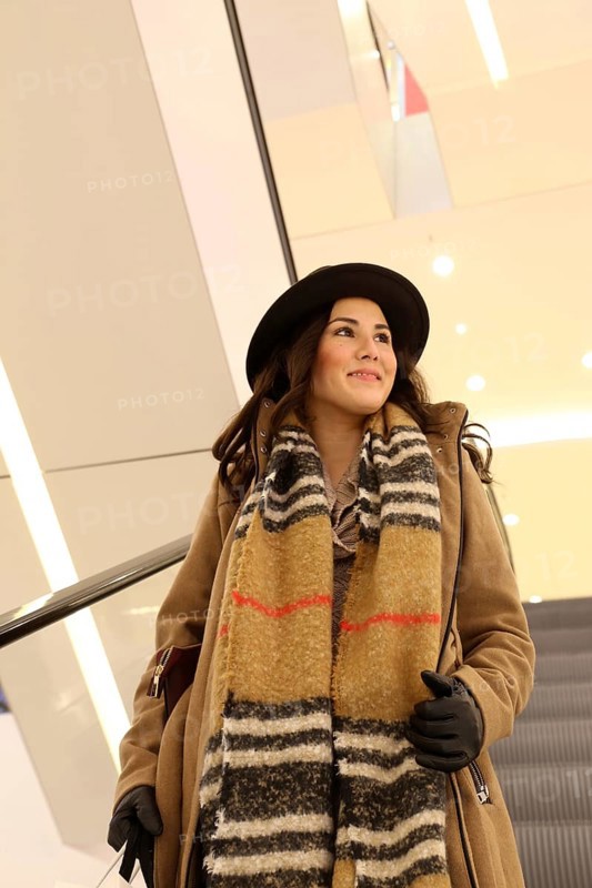 Symbolic image: Elegant young woman enjoys shopping