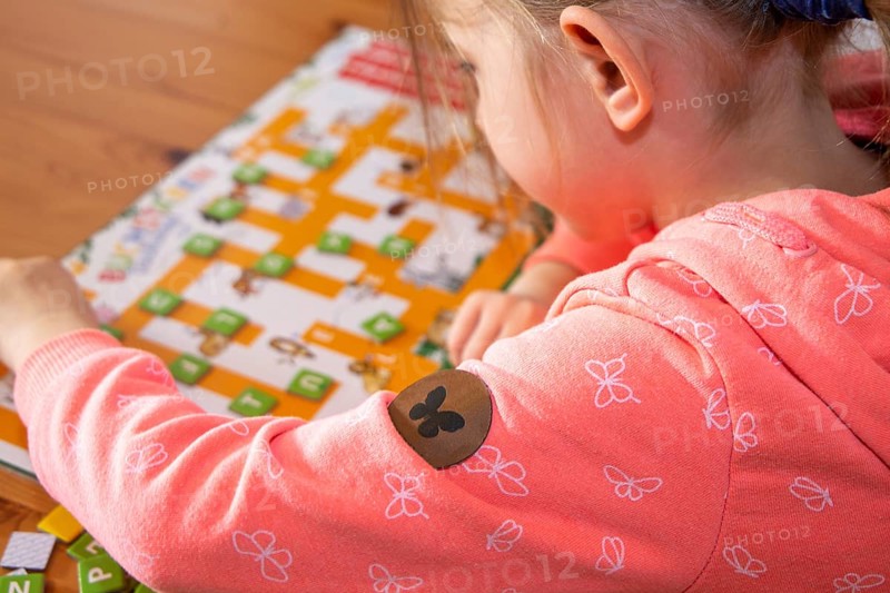 Symbolic image: Child plays to promote speech in speech therapy