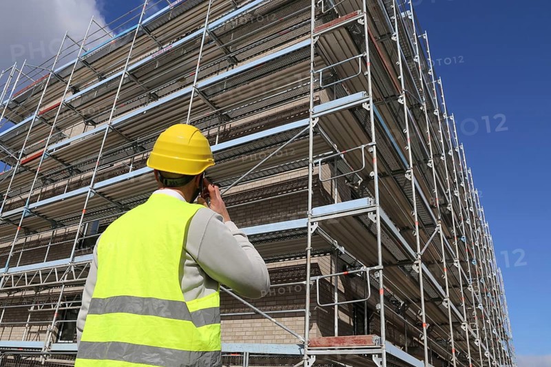 Symbolic image: Architect in front of an apartment block under construction