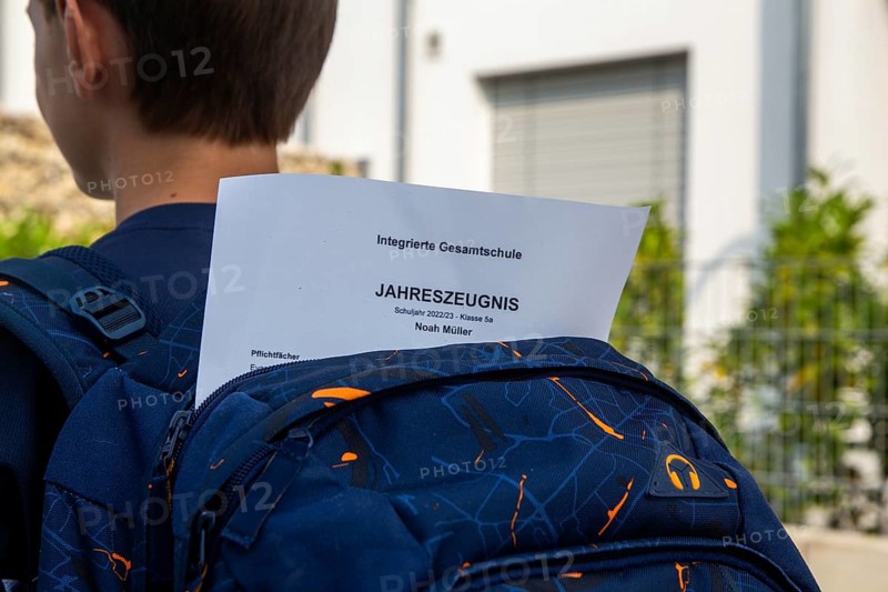 Symbolic image of report cards: Pupils at an integrated comprehensive school on their way home with their annual report cards