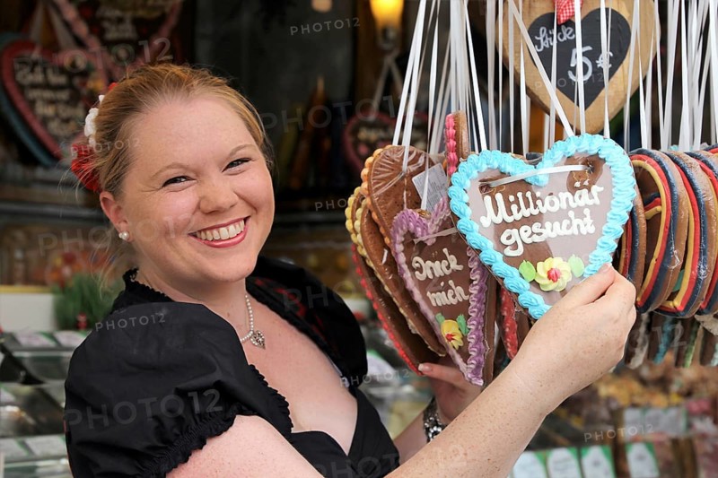 Symbolic image: Woman in traditional traditional costume at a folk festival (Brezelfest Speyer)