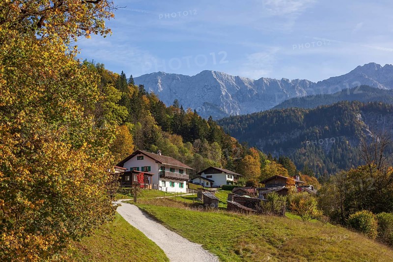 Graseck Alm with huts, hiking trail, Dreitorspitze and Wetterstein mountains, Garmisch-Partenkirchen, Werdenfelser Land, Upper Bavaria, Bavaria, Germany, Europe
