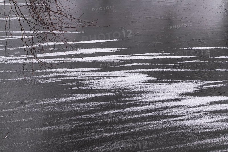 Drifting snow on the frozen Lindensee, Ruesselsheim am Main, Hesse, Germany, Europe