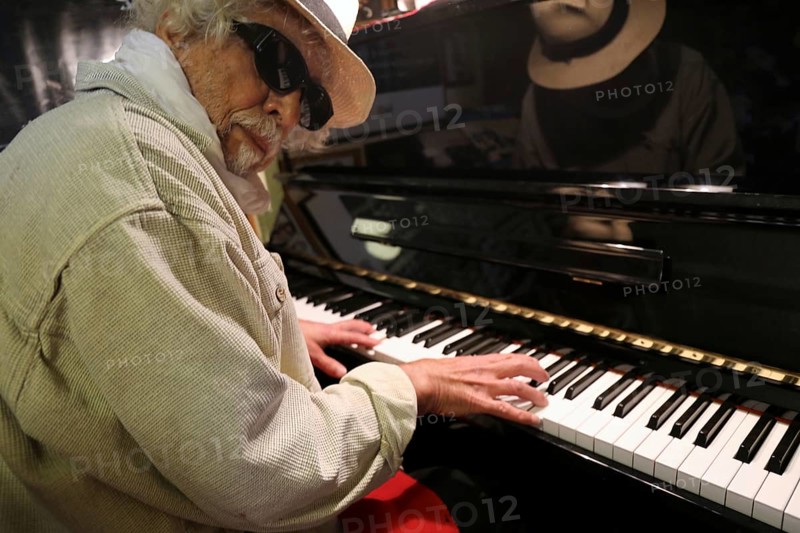 Symbolic image: Man playing the piano