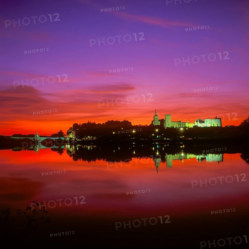 Pont St.-Benetzet and Papast Palace at sunrise, Avignon, Provence, France, Europe