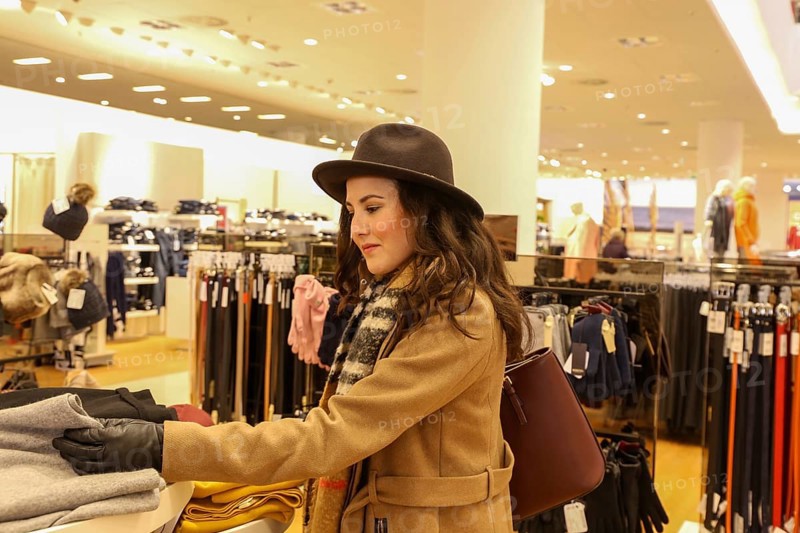 Symbolic image: Elegant young woman enjoys shopping